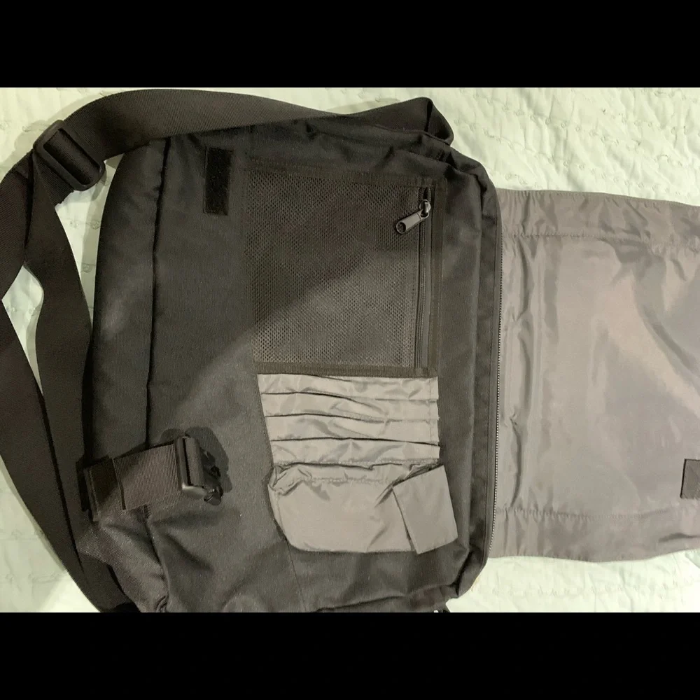 Clive messenger bag - nylon